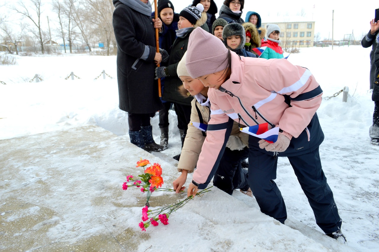 Возложение цветов к памятнику.