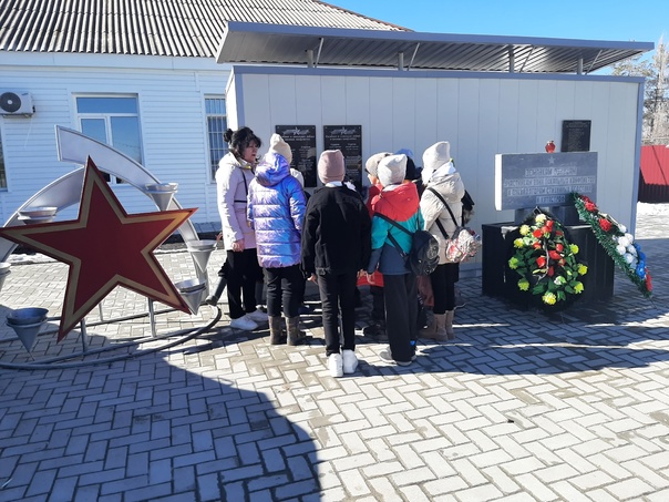 Отряд ЮНАРМИИ посетили мемориальный комплекс Боевой и Трудовой Славы Озинского района.